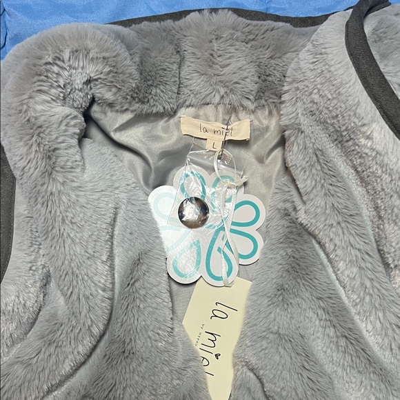 LA MIEL Soft Gray Vest with Dark Accents - Picture 2 of 5